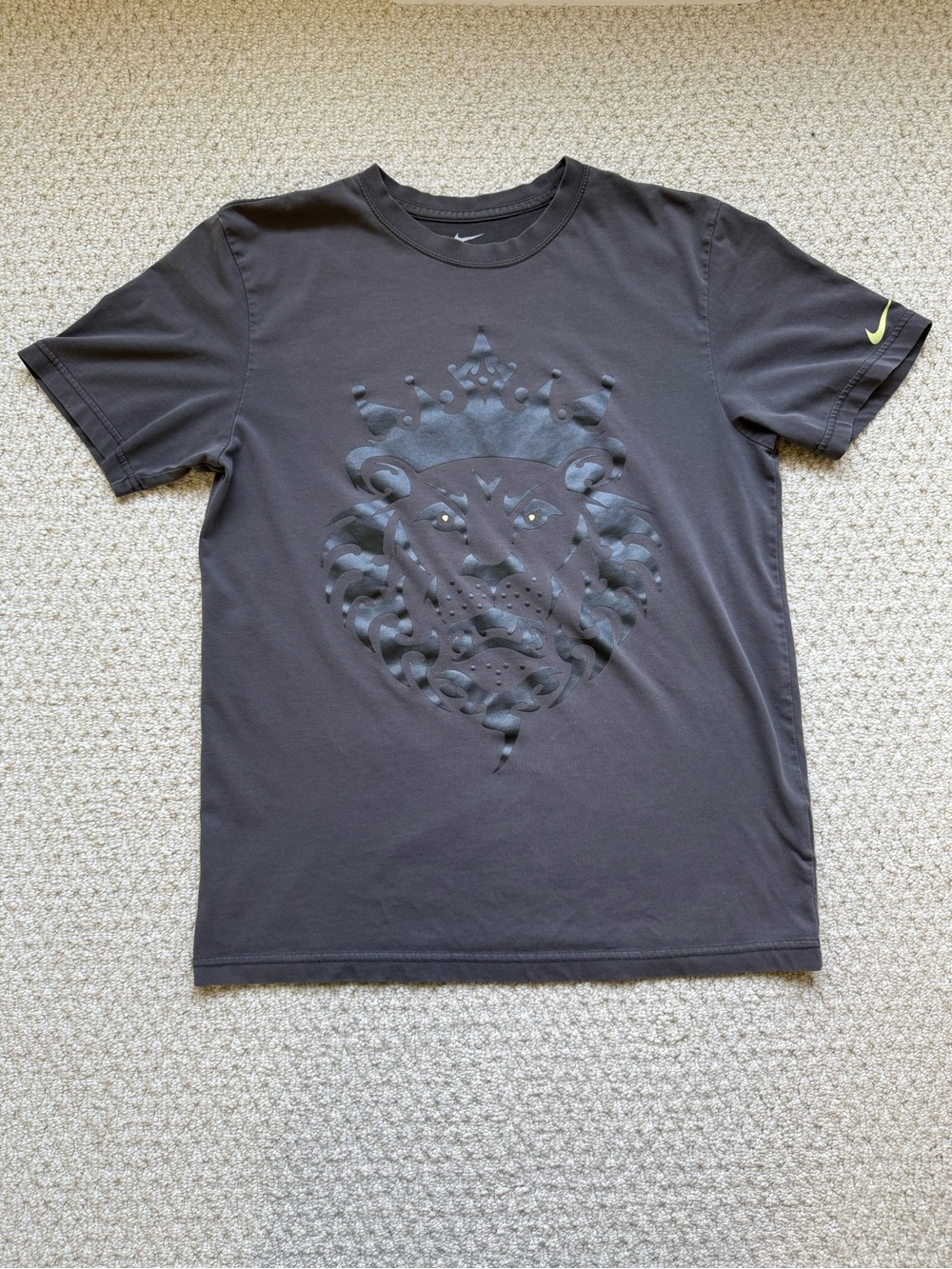 LeBron King James Lion Gray Nike T shirt size Medium